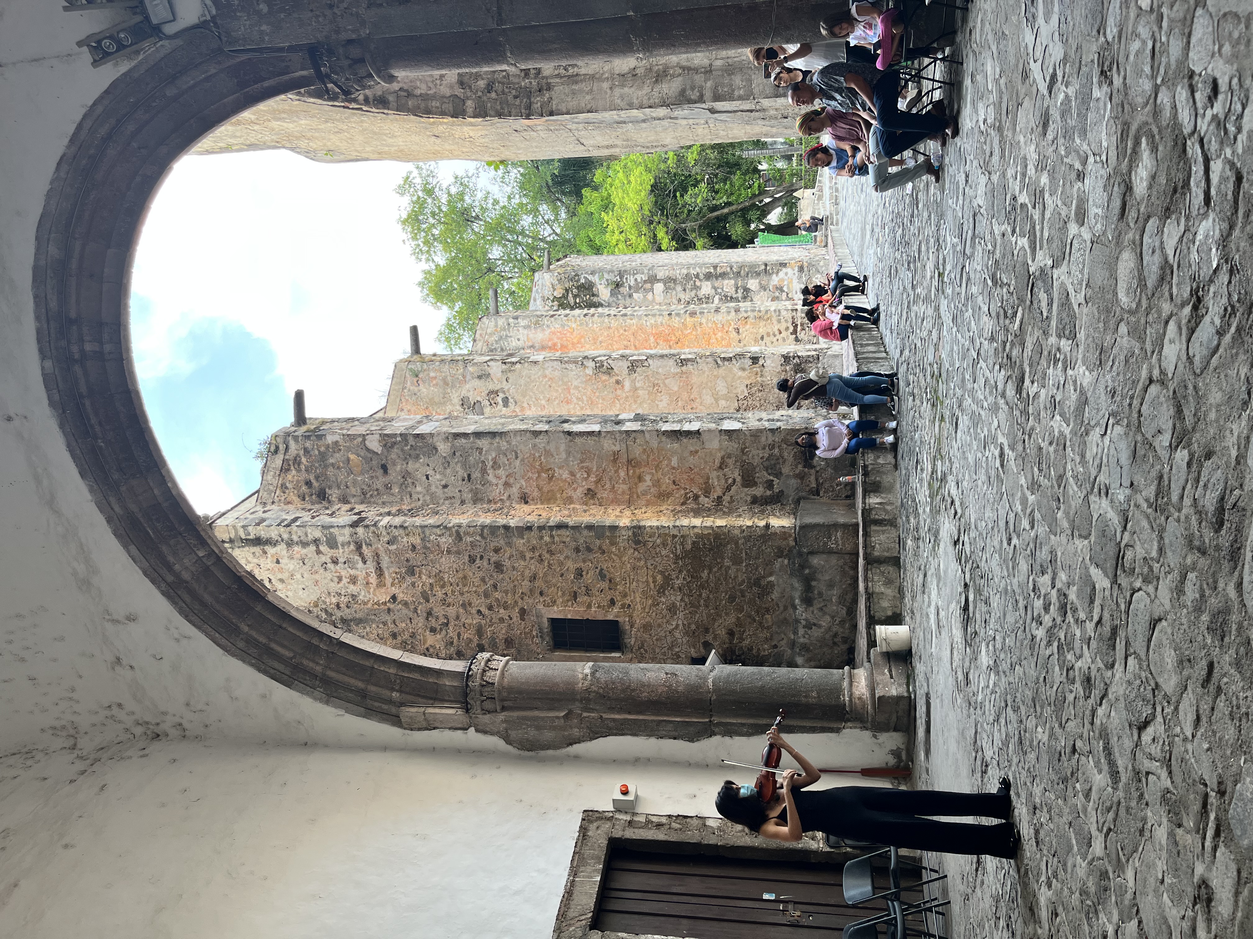 Alumna violinista tocando para una audiencia en vivo